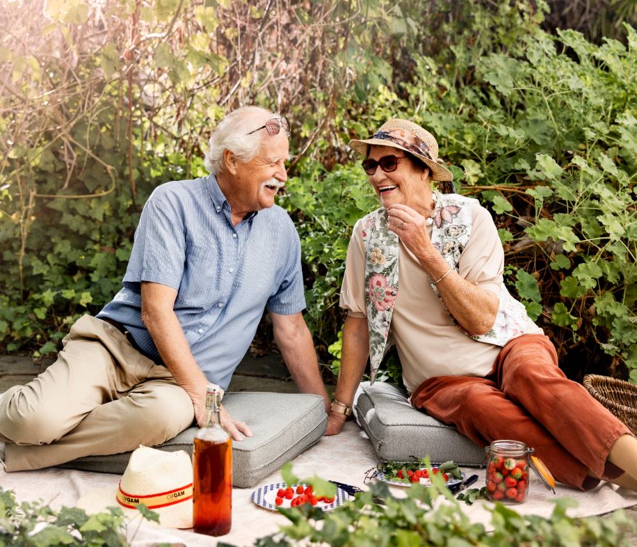 Äldre par har picknick Phoniro välfärdsteknik